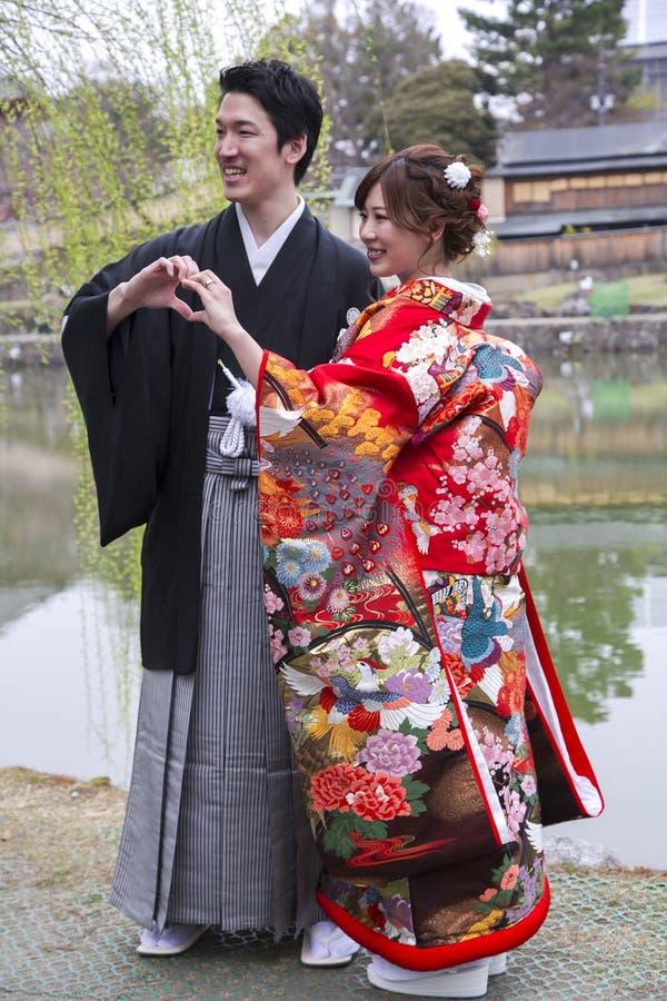 Comment les couples japonais montrent-ils leur affection ?