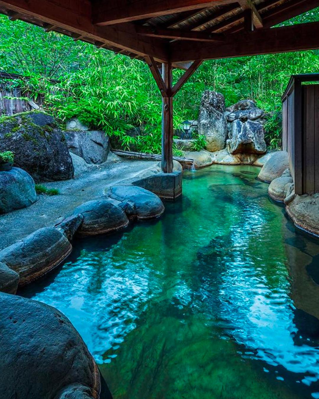 Les hommes japonais prennent-ils des bains ensemble ?