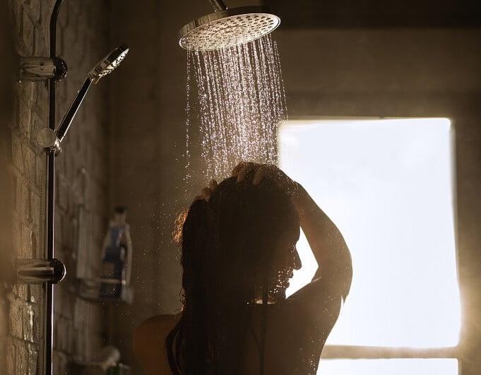 Pourquoi les Japonais prennent-ils une douche le soir ?