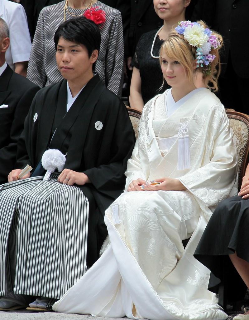 Quelle couleur portent les Japonais lors des mariages ?
