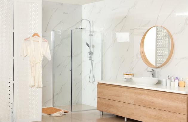 Est-il normal que les familles japonaises prennent une douche ensemble ?