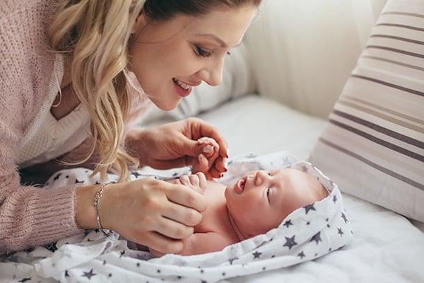 Au Japon, la mère et le bébé restent-ils ensemble après la naissance ?