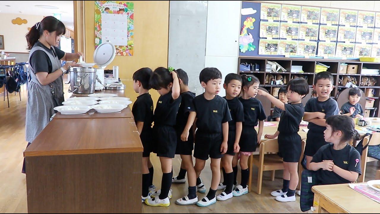 Est-ce qu’ils vont à l’école 6 jours par semaine au Japon ?