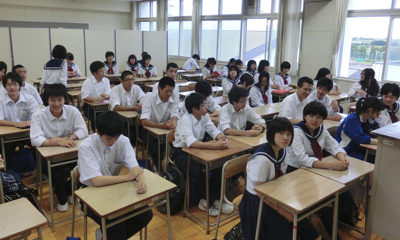 Les écoles japonaises ont-elles des règles concernant les cheveux ?