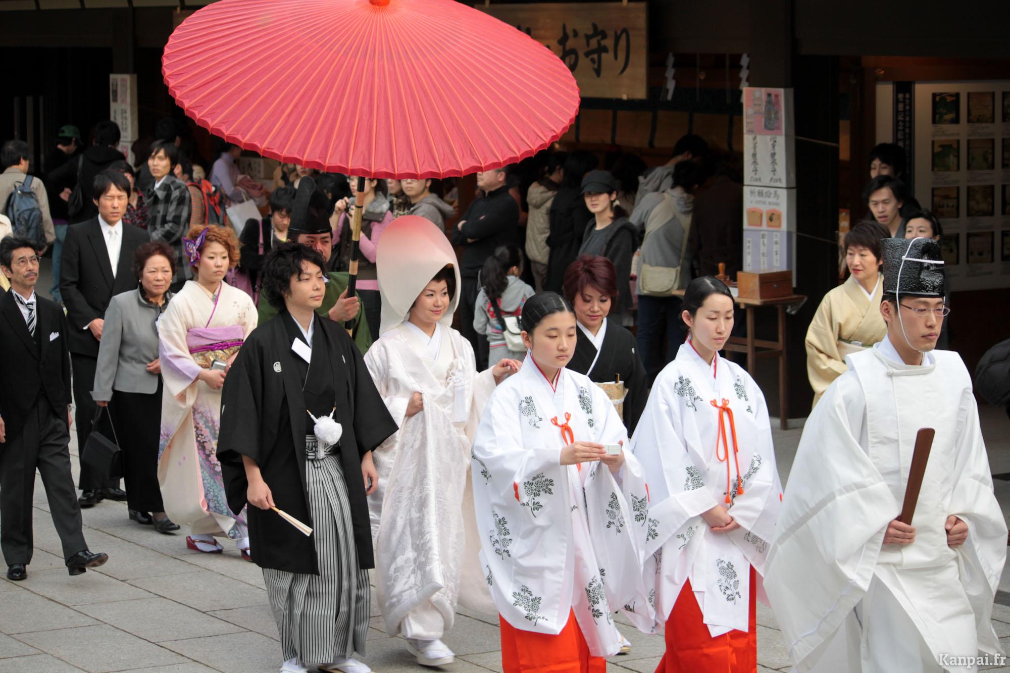 À quel âge les Japonais se marient-ils généralement ?